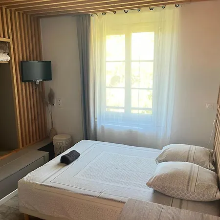 Les Glycines: Charming In Historic Building Near Center Digne-les-Bains