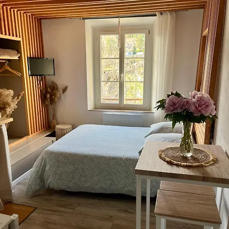 Les Glycines: Charming In Historic Building Near Center *
