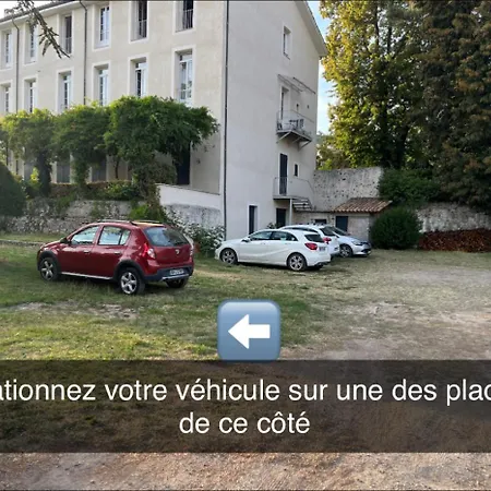Les Glycines: Charming In Historic Building Near Center Digne-les-Bains